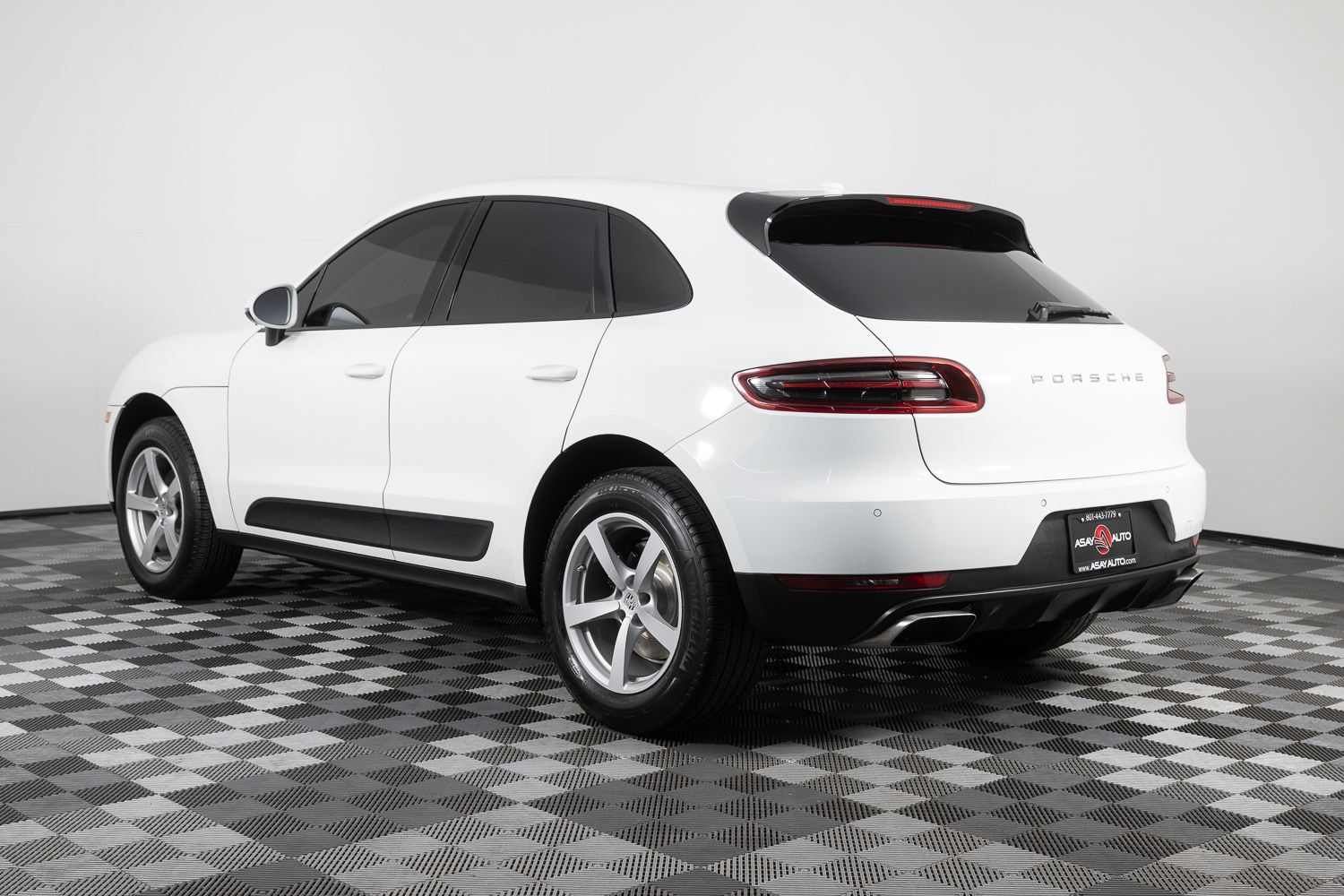 Used 2018 Porsche Macan AWD/4WD image 4