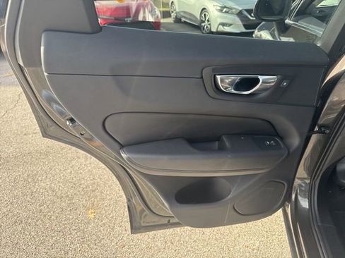 Used 2022 Volvo XC60 B5 Momentum image 18