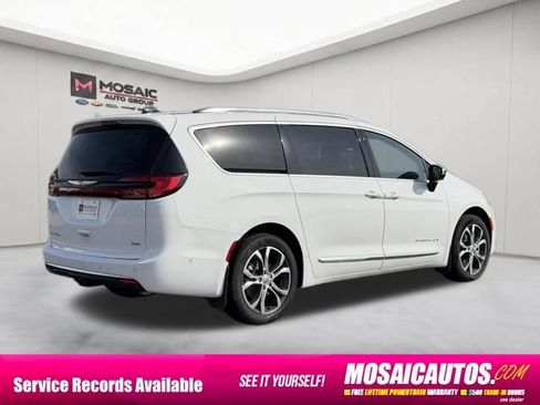 Used 2025 Chrysler Pacifica Pinnacle w/ Trailer Tow Group AWD/4WD image 7