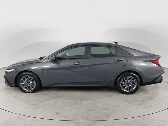 Used 2024 Hyundai Elantra SEL FWD image 2