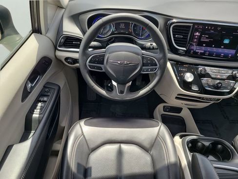 Used 2023 Chrysler Pacifica Touring-L FWD image 12