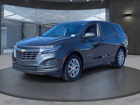Used 2022 Chevrolet Equinox LS w/ LS Convenience Package image 2
