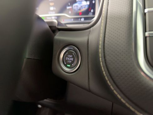 Used 2024 GMC Yukon SLT w/ SLT Luxury Package image 25