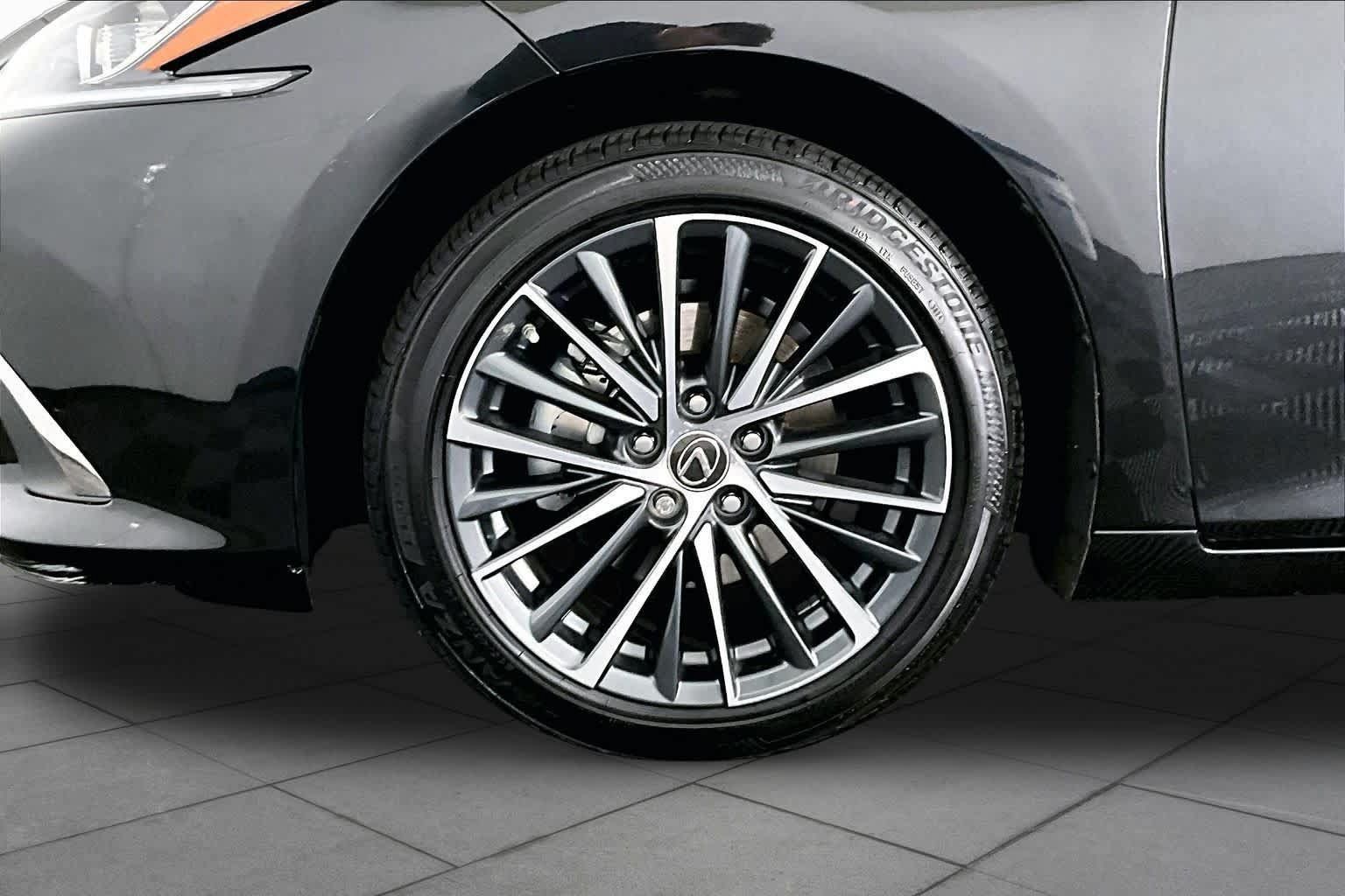 Used 2025 Lexus ES 300h w/ Premium Package FWD image 11