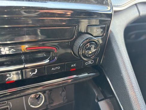 Used 2023 Jeep Grand Cherokee Laredo image 29