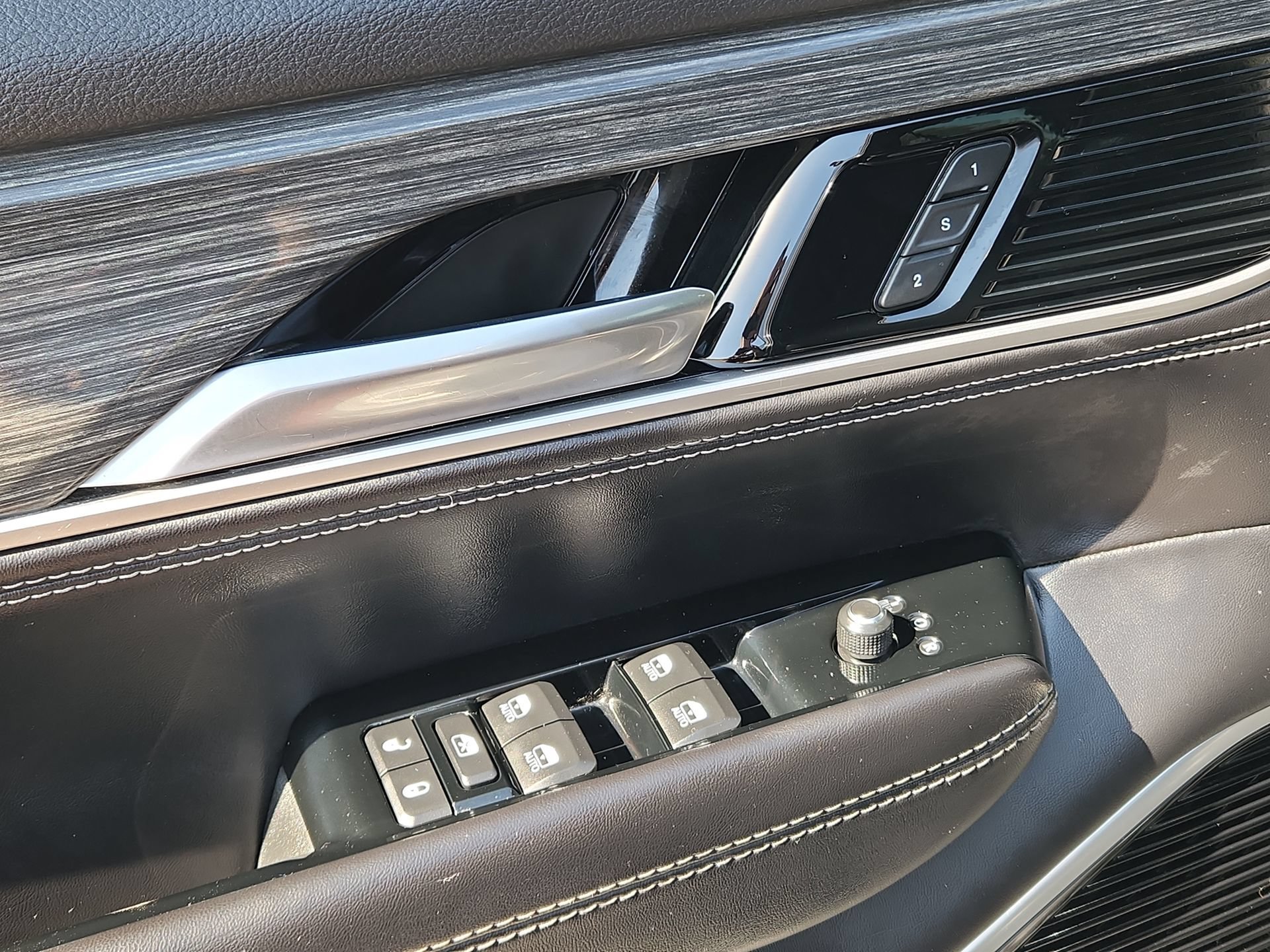 Used 2022 Jeep Wagoneer Series III w/ Premium Group I AWD/4WD image 15