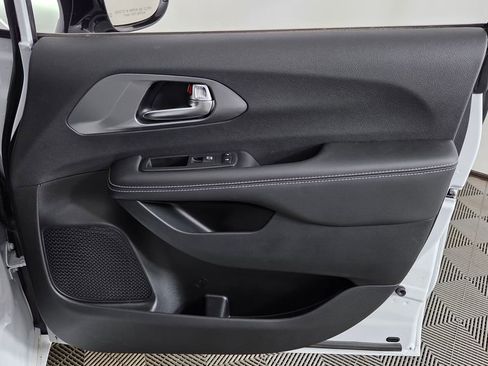 New 2026 Chrysler Pacifica Select image 33