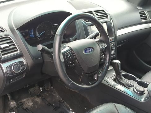Used 2017 Ford Explorer XLT w/ XLT Technology Feature Bundle AWD/4WD image 10
