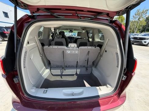 Used 2020 Chrysler Pacifica Touring-L Plus w/ Advanced Safetytec Group FWD image 19