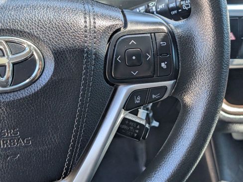 Used 2018 Toyota Highlander LE FWD image 21