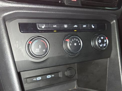 Certified 2022 Volkswagen Taos SE w/ Panoramic Sunroof Package image 20