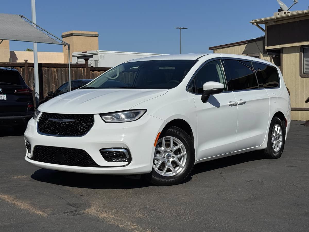 Used 2023 Chrysler Pacifica Touring-L FWD image 2