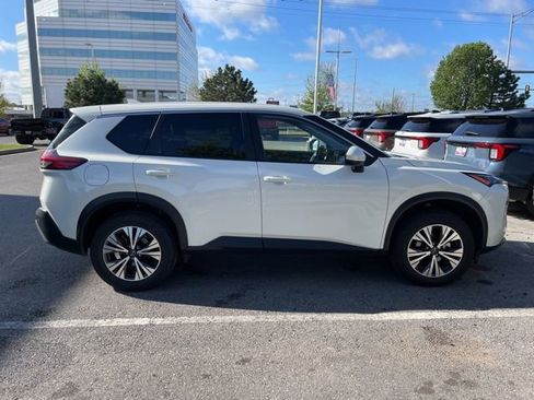 Used 2023 Nissan Rogue SV image 6