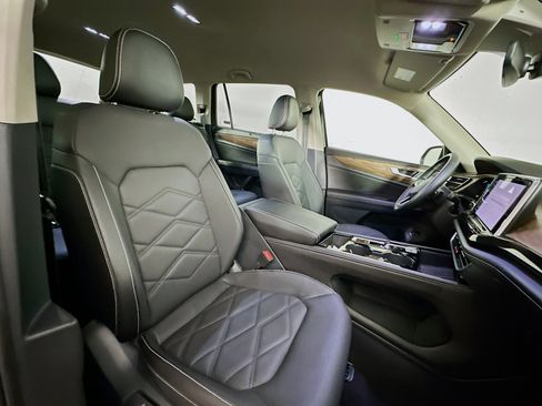 Used 2025 Volkswagen Atlas SE image 32