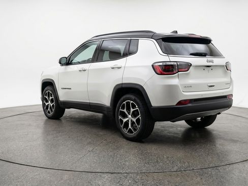 Used 2025 Jeep Compass Limited image 5