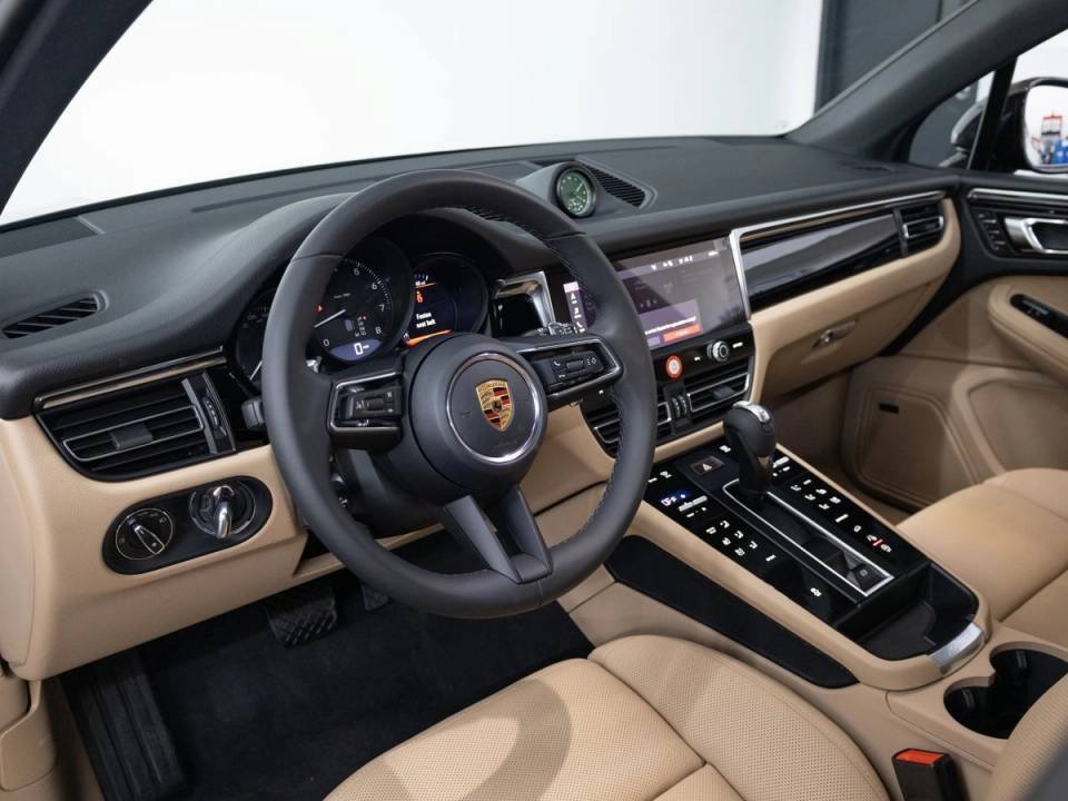 Certified 2026 Porsche Macan AWD/4WD image 4