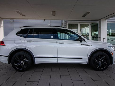 Certified 2023 Volkswagen Tiguan SE R-Line FWD image 3