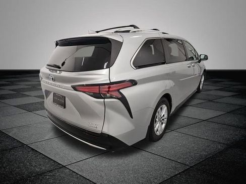 Used 2024 Toyota Sienna Limited image 6