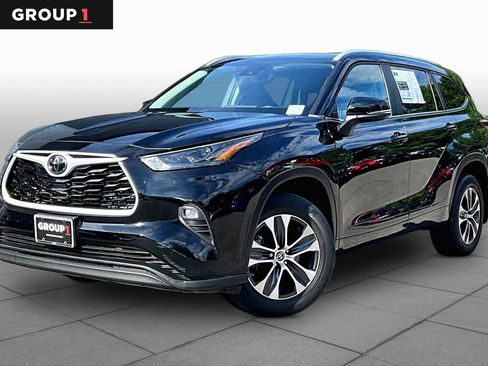 Used 2023 Toyota Highlander XLE AWD/4WD image 1