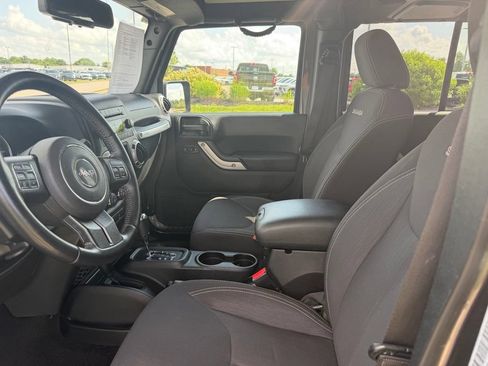 Used 2017 Jeep Wrangler Unlimited Sahara w/ Connectivity Group AWD/4WD image 5
