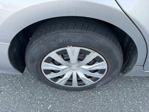 Used 2019 Toyota Camry LE image 27