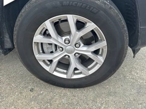 Used 2022 Jeep Grand Cherokee L Limited RWD image 2