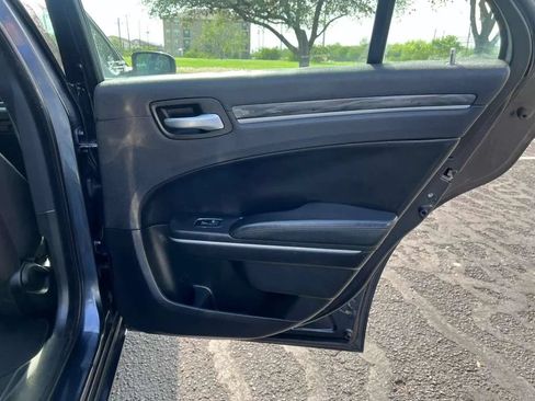 Used 2018 Chrysler 300 Touring RWD image 21