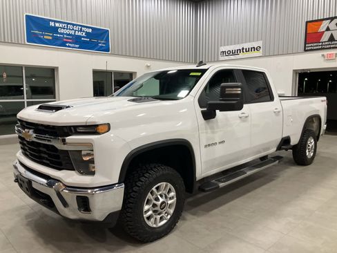 Used 2024 Chevrolet Silverado 2500 LT image 1