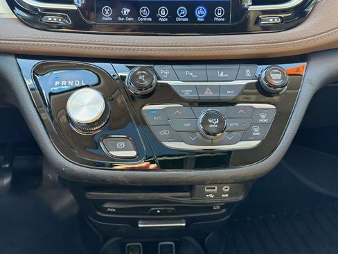Used 2017 Chrysler Pacifica Limited FWD image 32