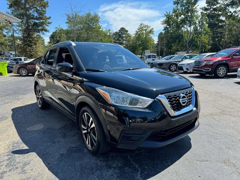 Used 2018 Nissan Kicks SV FWD image 2
