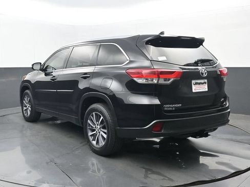 Used 2017 Toyota Highlander XLE FWD image 3