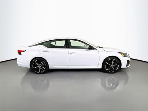 Used 2024 Nissan Altima 2.5 SR FWD image 9