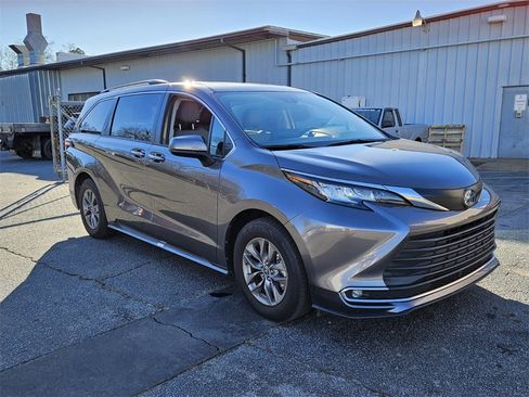 Used 2023 Toyota Sienna XLE image 16