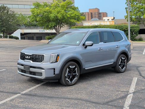Certified 2023 Kia Telluride EX w/ EX Captain's Chair Package AWD/4WD image 2