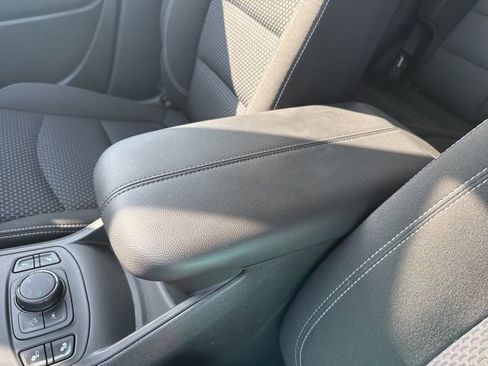 Used 2023 GMC Terrain SLE w/ Driver Convenience Package image 28