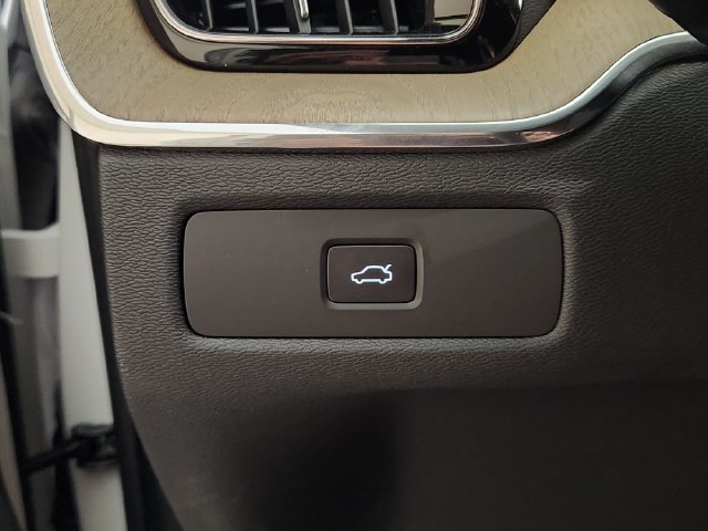 Certified 2026 Volvo XC60 B5 Plus AWD/4WD image 22