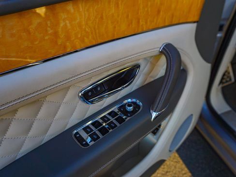 Used 2017 Bentley Bentayga AWD/4WD image 46