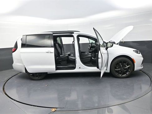 New 2026 Chrysler Pacifica Select image 32