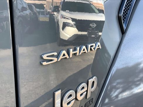 Used 2018 Jeep Wrangler Unlimited Sahara AWD/4WD image 31
