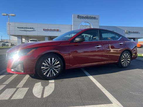 Used 2025 Nissan Altima 2.5 SV image 1