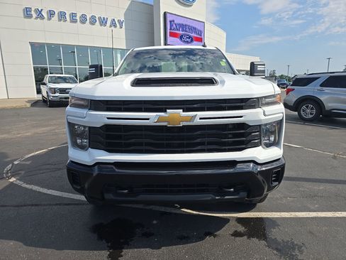 Used 2024 Chevrolet Silverado 2500 Custom AWD/4WD image 2