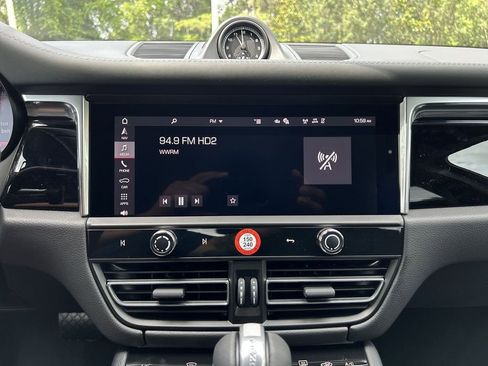 Certified 2025 Porsche Macan image 12