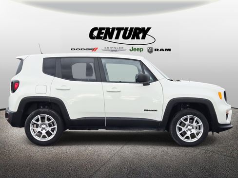 Used 2023 Jeep Renegade Latitude image 2