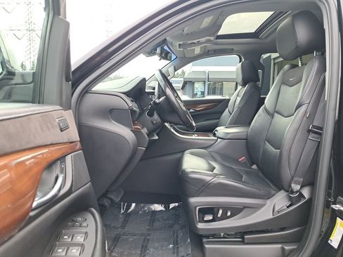 Used 2018 Cadillac Escalade Luxury image 11