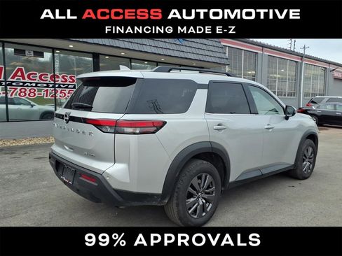 Used 2022 Nissan Pathfinder SV image 2