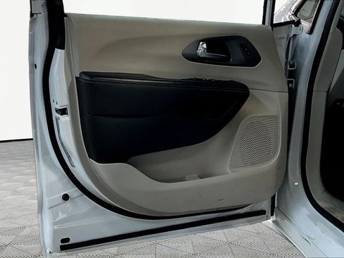 Used 2024 Chrysler Pacifica Touring-L FWD image 22