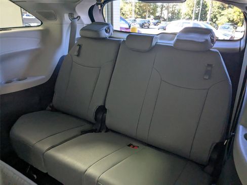 Used 2024 Toyota Sienna Limited image 33