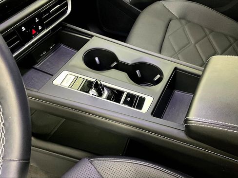 Used 2024 Volkswagen Atlas SE image 16