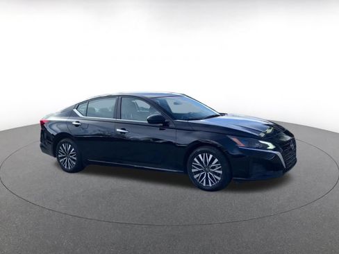 Used 2025 Nissan Altima 2.5 SV FWD image 2
