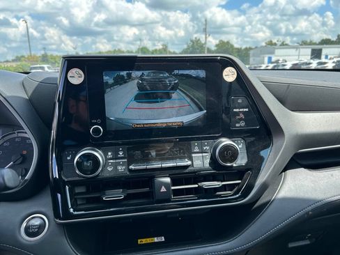 Used 2024 Toyota Highlander XLE FWD image 8
